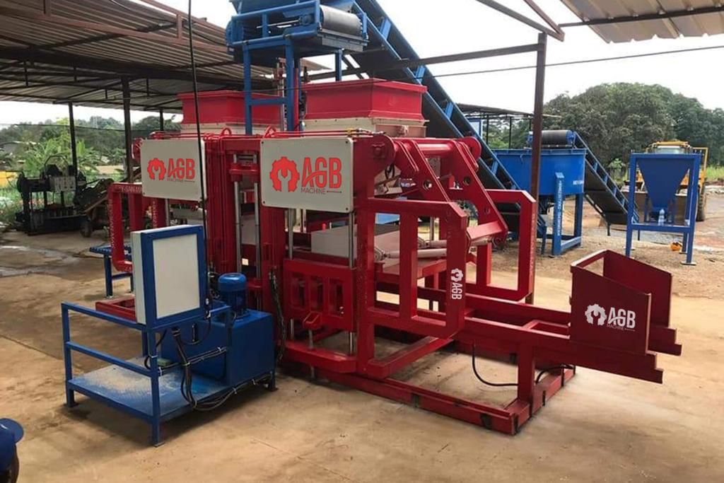 Machine de fabrication des paves, brique, parpaing AGB 5.2